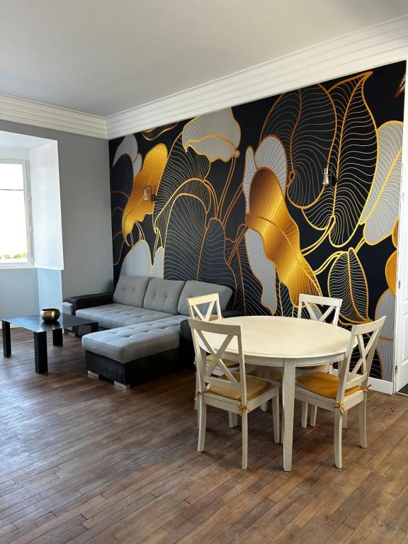 un salon avec un canapé et une table dans l'établissement Salon lumineux, à La Celle-sous-Gouzon