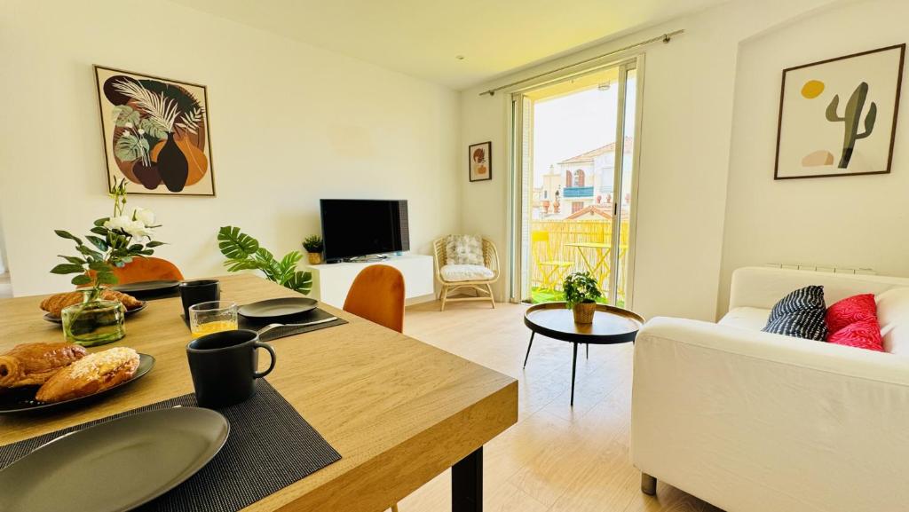 un salon avec une table et un canapé dans l'établissement Arsenal, 4 chambres, Balcon, Parking, à Toulon