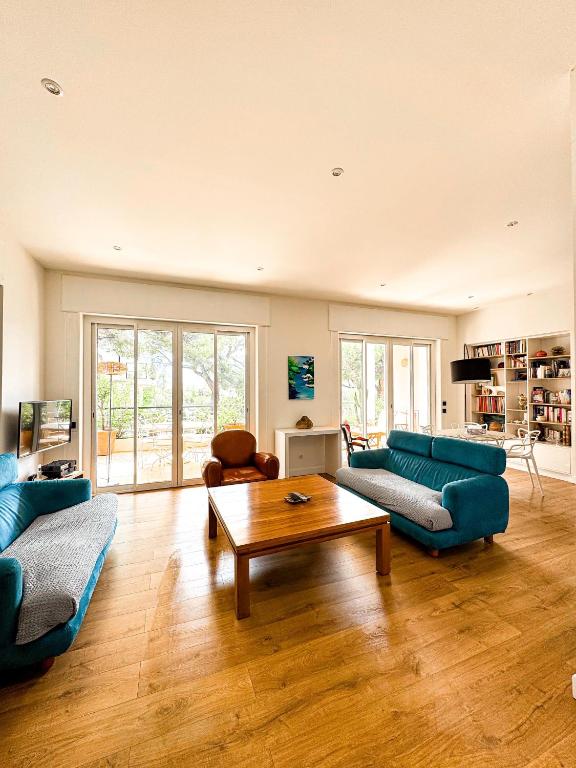 - un salon avec des canapés bleus et une table basse dans l'établissement Bestouan - 3 Chambres - Clim - Spacieux, à Cassis