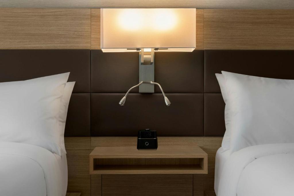 AC Hotel by Marriott Portland Lake Oswego - Estudio Con Dos Camas Queen