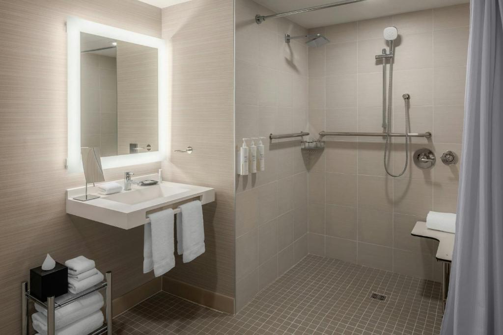 AC Hotel by Marriott Portland Lake Oswego - Estudio Con Cama King