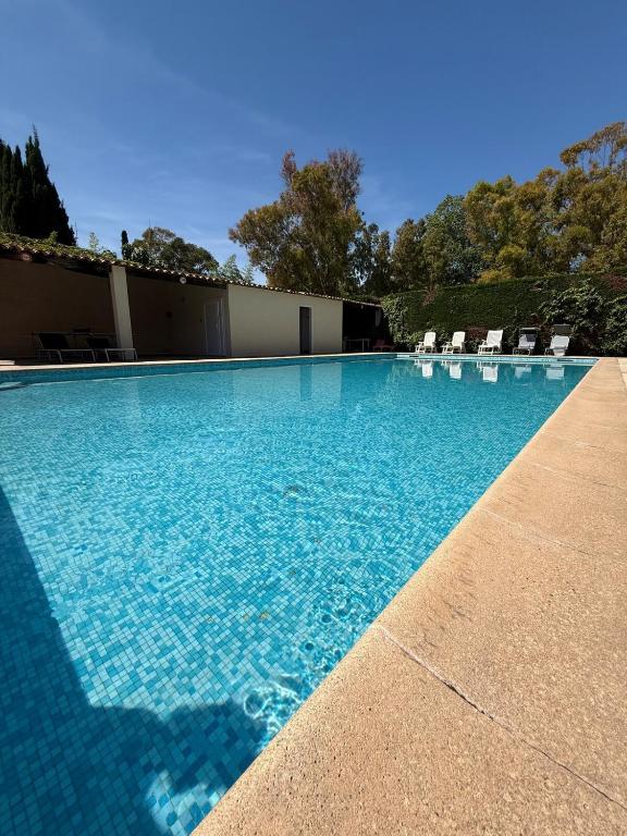 - une grande piscine bleue avec des chaises dans l'établissement Appartement avec 2 chambres terrasse clim et piscine, à Antibes