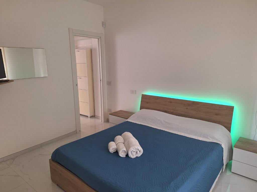 Posteľ alebo postele v izbe v ubytovaní BILOCALE moderno al piano terra, vicinissimo al mare