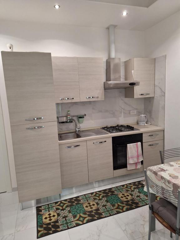 Kuchyňa alebo kuchynka v ubytovaní BILOCALE moderno al piano terra, vicinissimo al mare