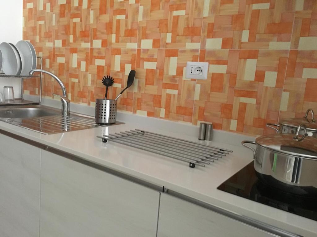 un bancone della cucina con lavandino e piano cottura di The Rock Hostel a Matera