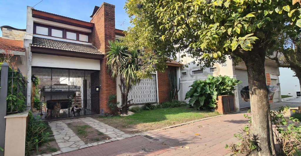 una casa de ladrillo con puerta y entrada en Casa 5 personas. Calle principal Cañuelas, en Cañuelas