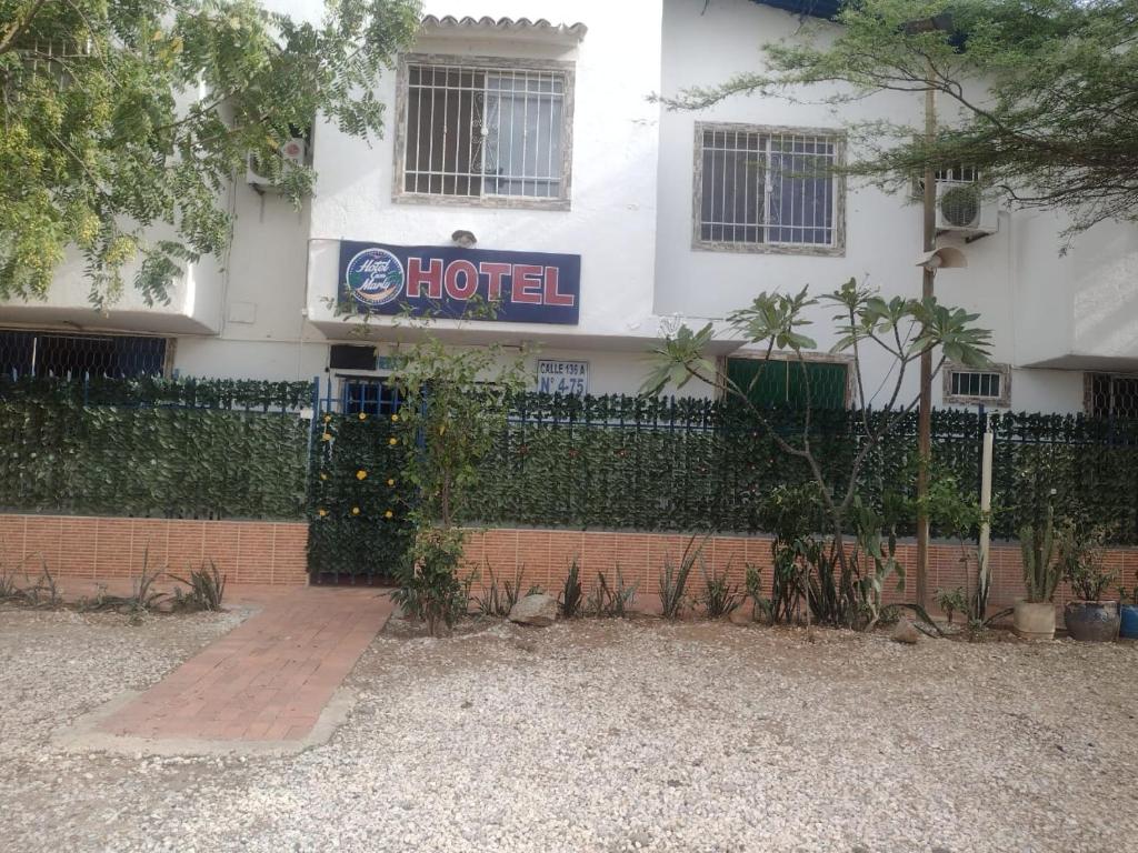 Casa Hotel Marly في سانتا مارتا: علامة فندق على جانب المبنى