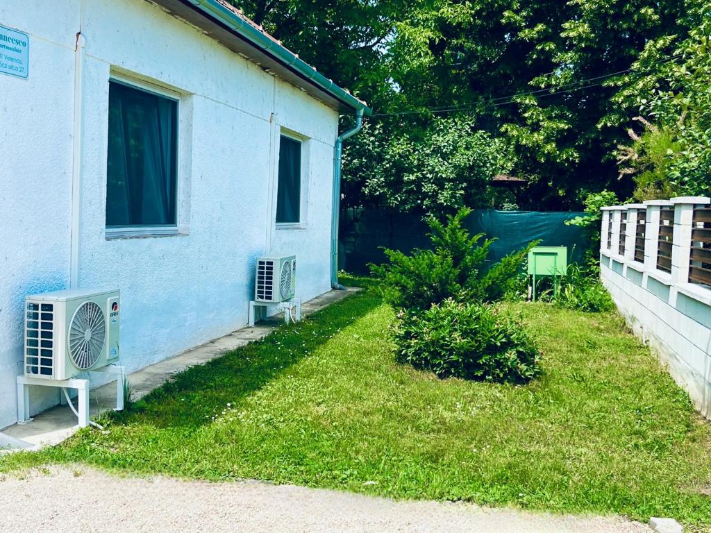 Vonkajšia záhrada v ubytovaní Francesco Apartmanház