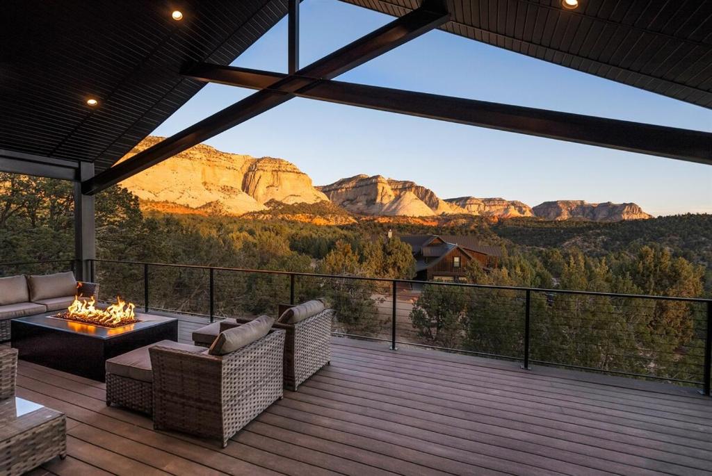 una terraza con vista a las montañas en High Desert Home Modern Luxury Near Zion NP, en Orderville