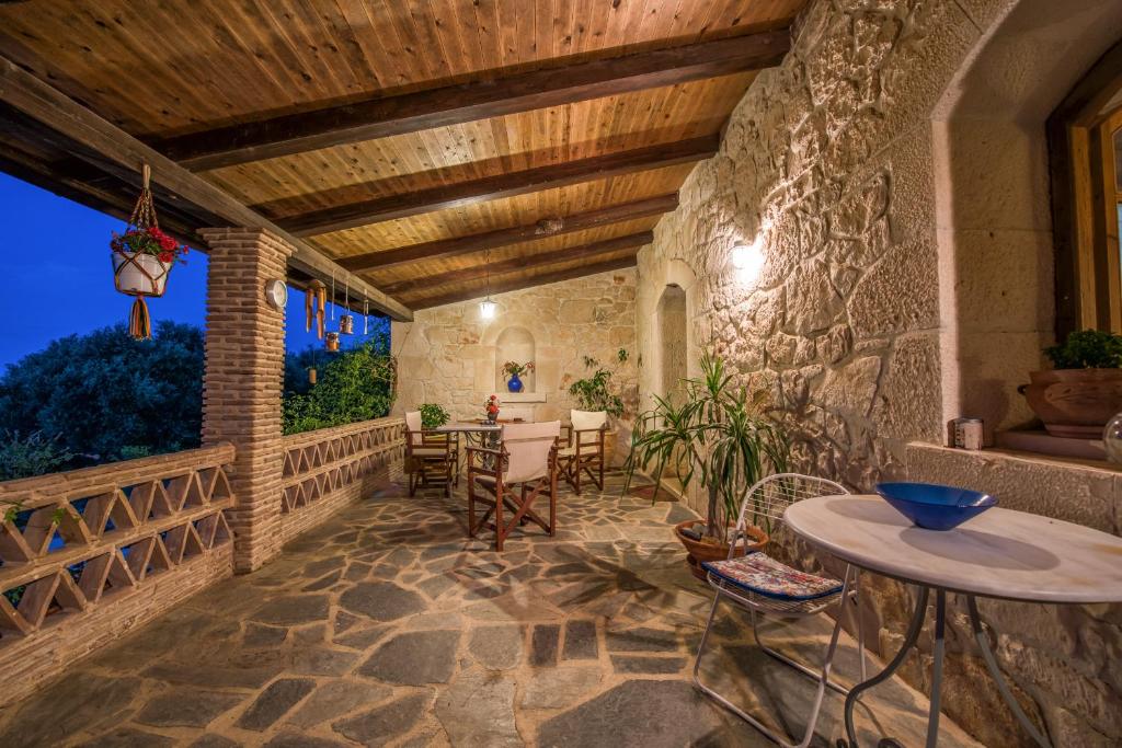 Patio nebo venkovní prostory v ubytování Villa Kirstin in Dikopoulos Bioland, by ZanteWize