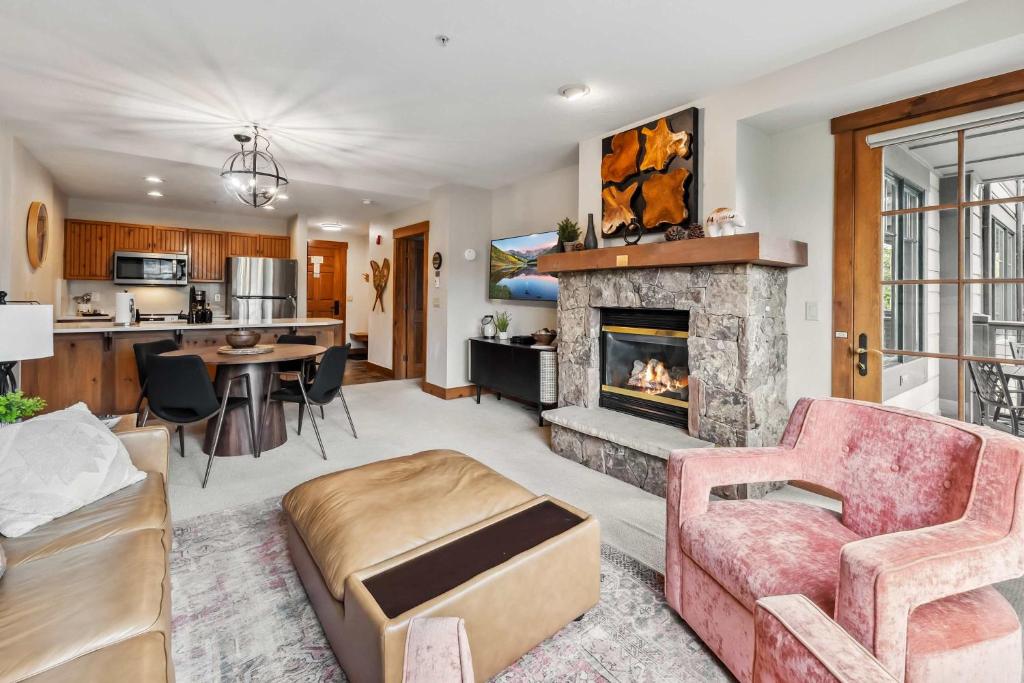 ein Wohnzimmer mit Kamin und eine Küche in der Unterkunft Central Breck Stay Shared Hot Tub plus Ski Access in Breckenridge