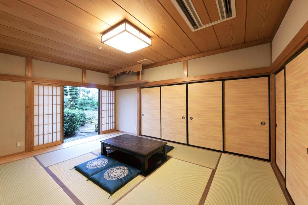 Postel nebo postele na pokoji v ubytování Kazeno Ryoan Fuga-風乃旅庵 楓雅