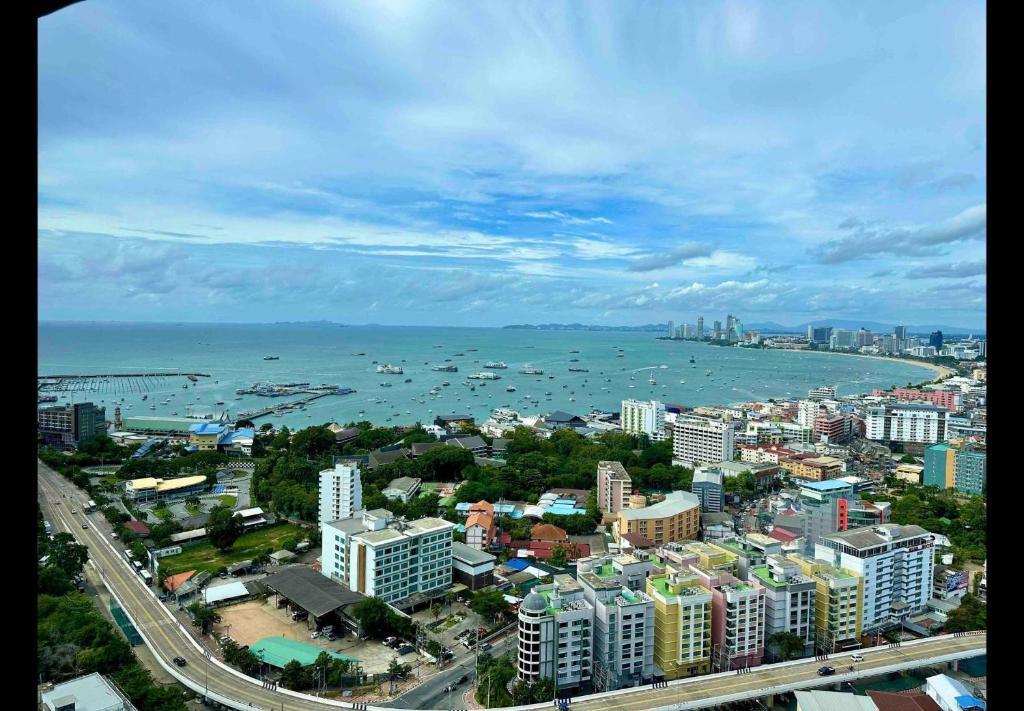 una vista aérea de una ciudad y el océano en Unixx Sea view, en Pattaya South