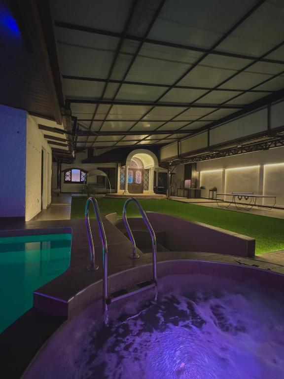 einen großen Whirlpool in einem Gebäude mit Pool in der Unterkunft The Bunker in La Playa Bejarano