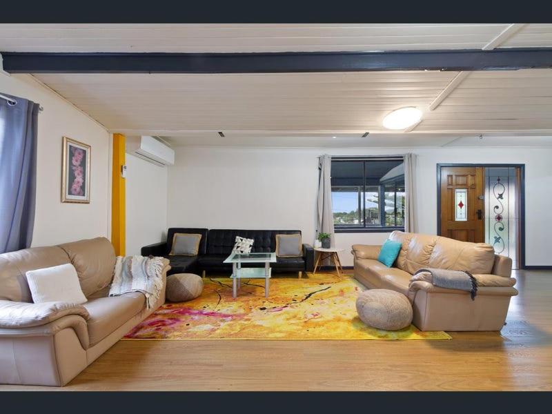 Una sala de estar con dos sofás y una mesa. en Spacious Home Lakes Entrance, en Lakes Entrance