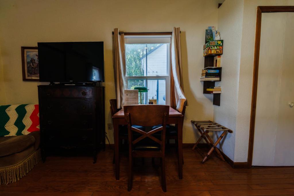 The Alling House photo