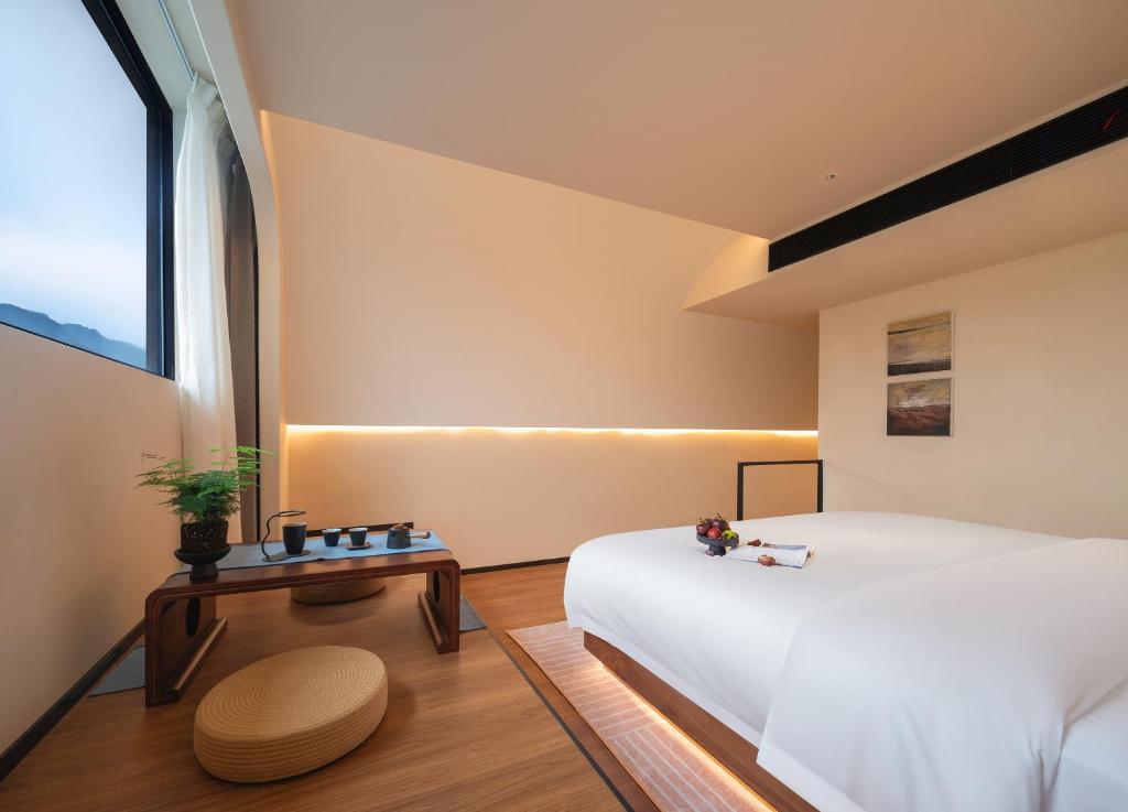 Postel nebo postele na pokoji v ubytování Zhangjiajie Yujie Hotel
