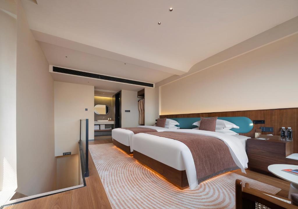 Postel nebo postele na pokoji v ubytování Zhangjiajie Yujie Hotel