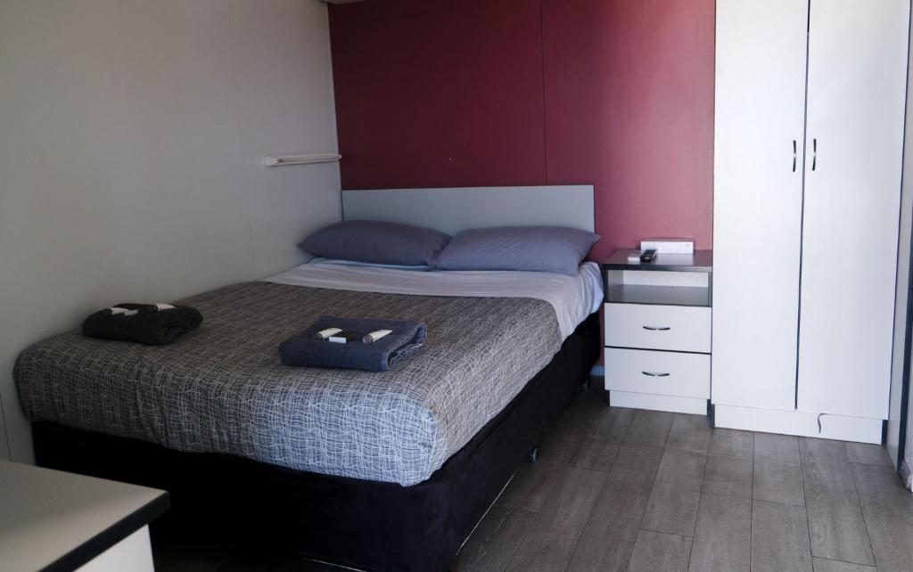 A bed or beds in a room at Manjimup Gateway Hotel