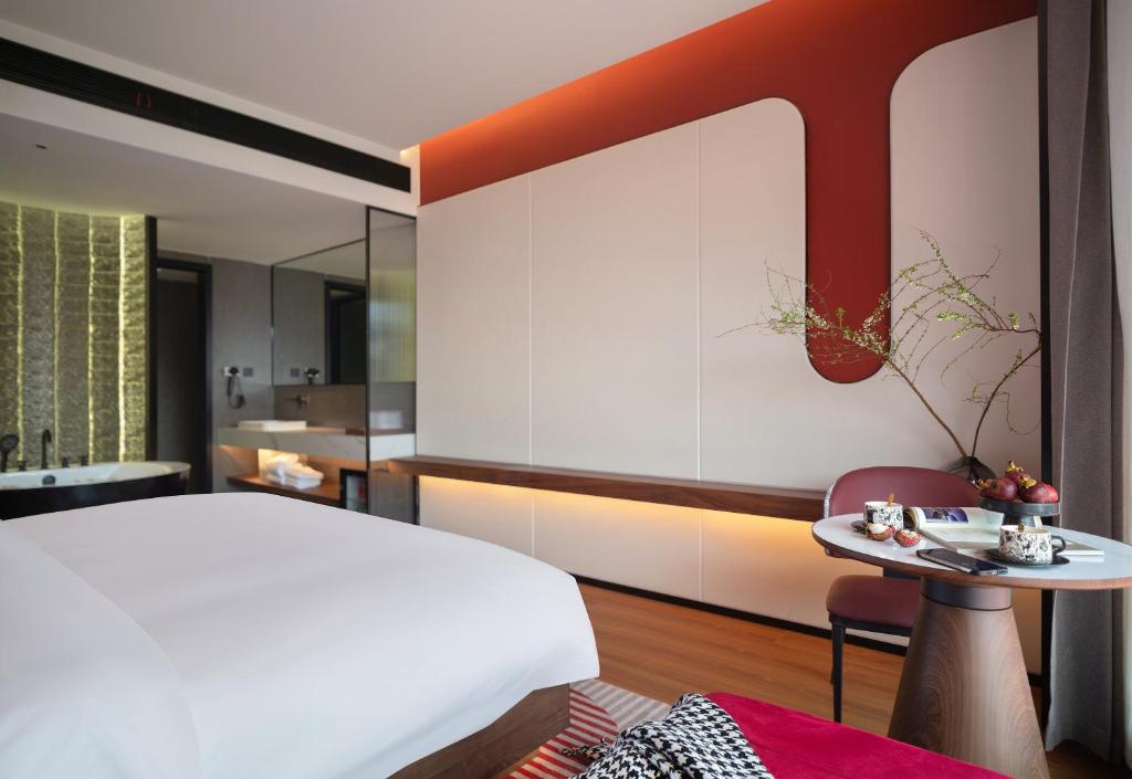 Postel nebo postele na pokoji v ubytování Zhangjiajie Yujie Hotel