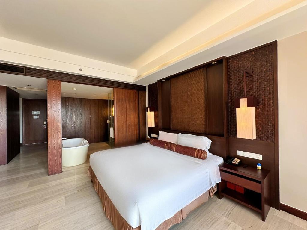 Premier City View Double Room with Balcony and Bathtub