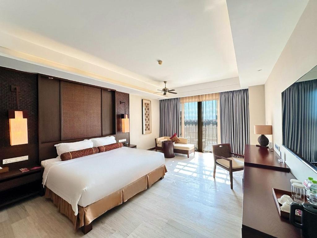 Premier City View Double Room with Balcony and Bathtub