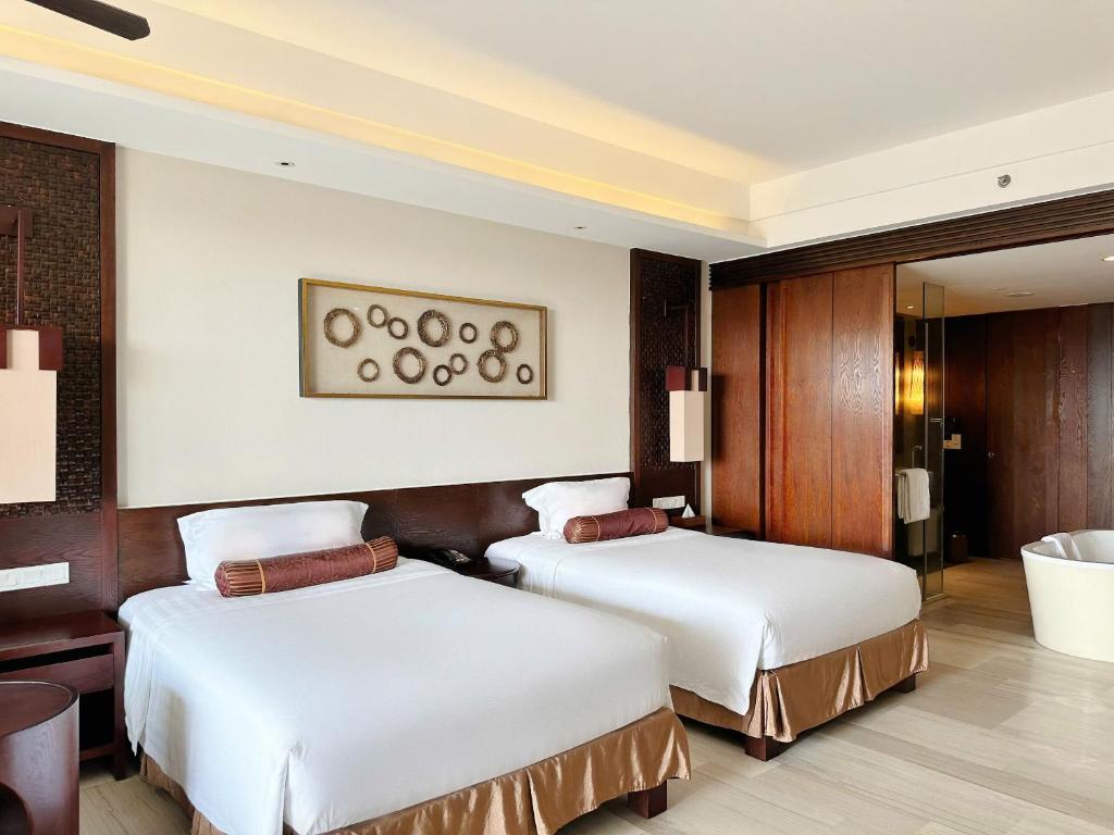 Premier Ocean View Twin Room with Balcony and Bathtub