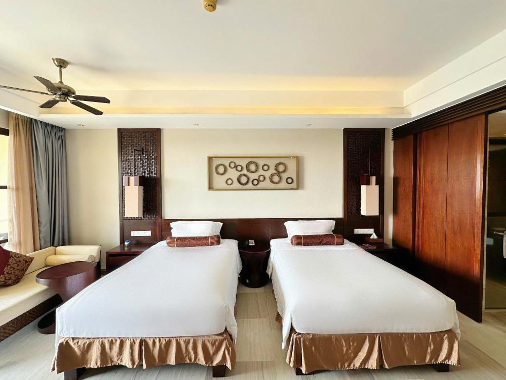 Premier Ocean View Twin Room with Balcony and Bathtub