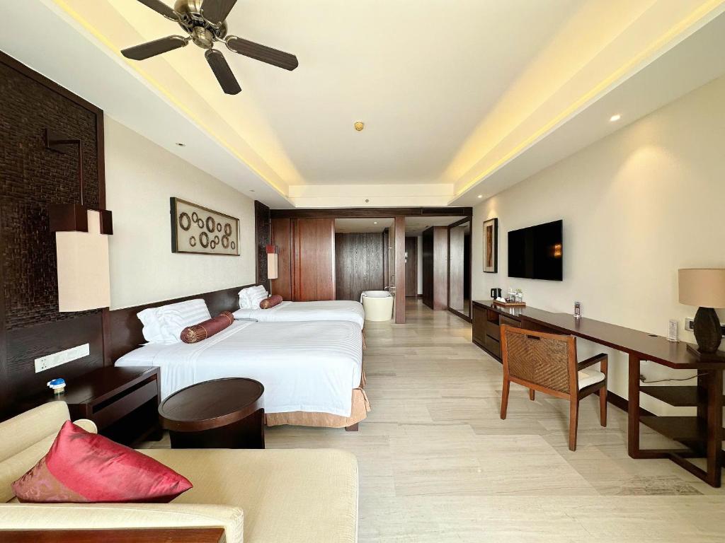 Premier Ocean View Twin Room with Balcony and Bathtub