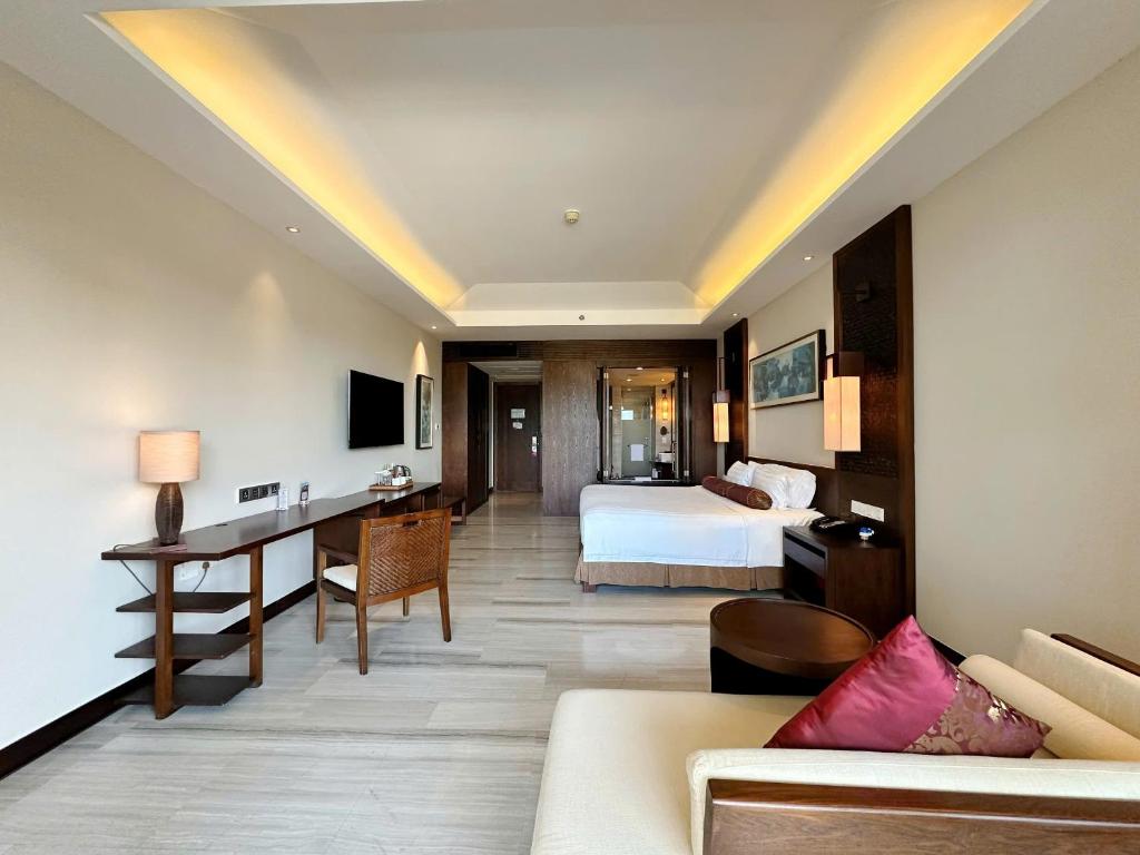 Premier City View Double Room with Balcony and Bathtub