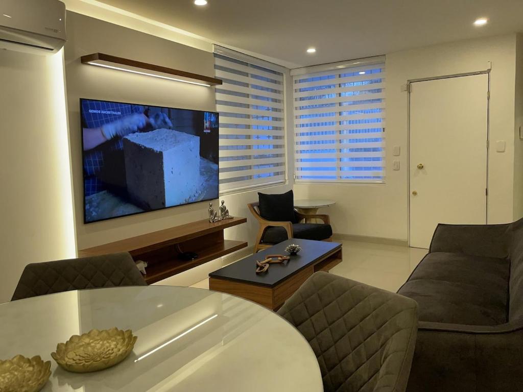 a living room with a couch and a tv at Excellent apartment in Chapalita, everything new in Guadalajara