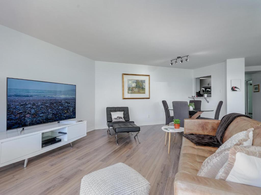 TV a/nebo společenská místnost v ubytování Coastal Duet - min 3-Day Stay Breathtaking Views with Work Desk by Victoria Prime!