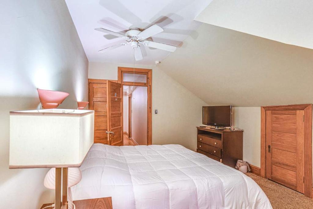 Ένα ή περισσότερα κρεβάτια σε δωμάτιο στο Historic Home