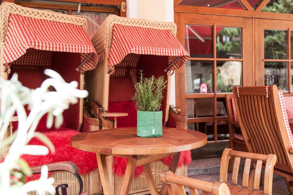 Reštaurácia alebo iné gastronomické zariadenie v ubytovaní Am Dorfplatz Suites - Adults only