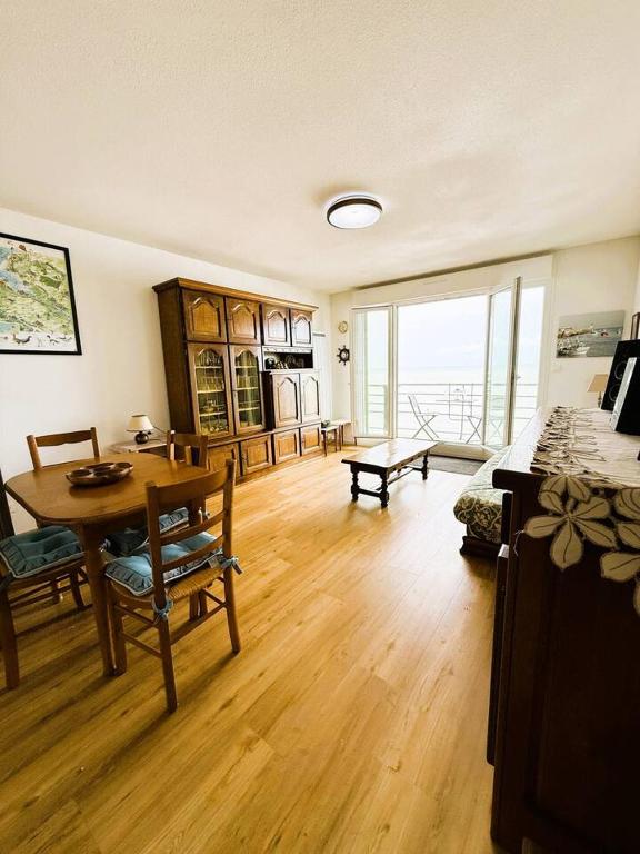 un salon avec une table et un lit dans l'établissement Le Clos D'illies, à Mers-les-Bains