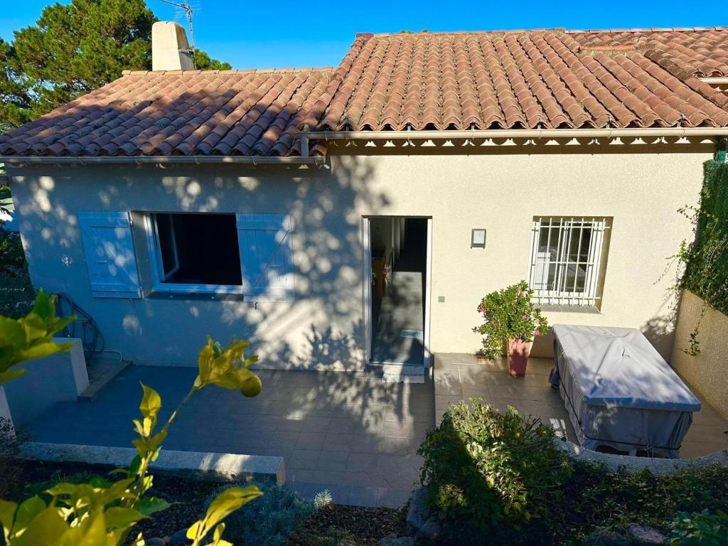 une maison bleue et blanche avec un toit rouge dans l'établissement La villa Timeo, à Pietrosella