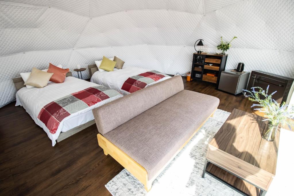 Postel nebo postele na pokoji v ubytování YUKARA Glamping 北海道大沼公園