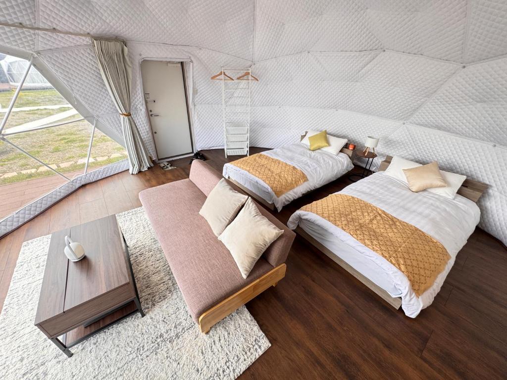 Postel nebo postele na pokoji v ubytování YUKARA Glamping 北海道大沼公園