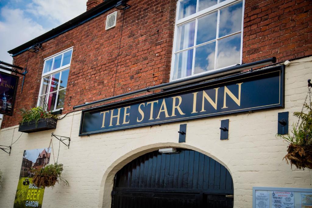 un edificio con un cartel que lee la posada estrella en The Star Inn en Nottingham
