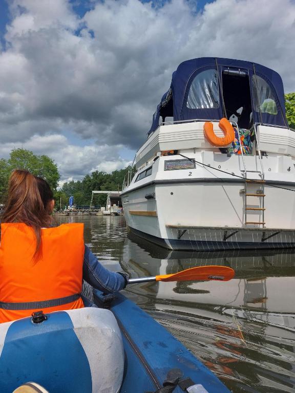 Výhled na řeku, která protéká v blízkosti ubytování na lodi