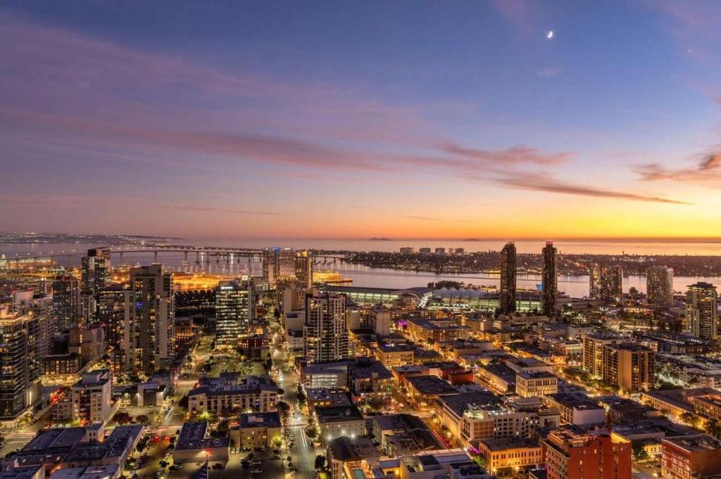 un perfil urbano por la noche con una puesta de sol en Penthouse High-Rise Ocean & City Views, en San Diego