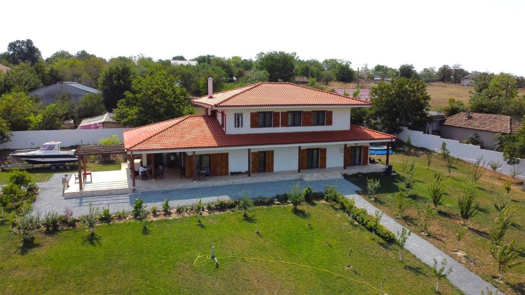 an aerial view of a house with a yard at Pensiunea Columna in Adamclisi