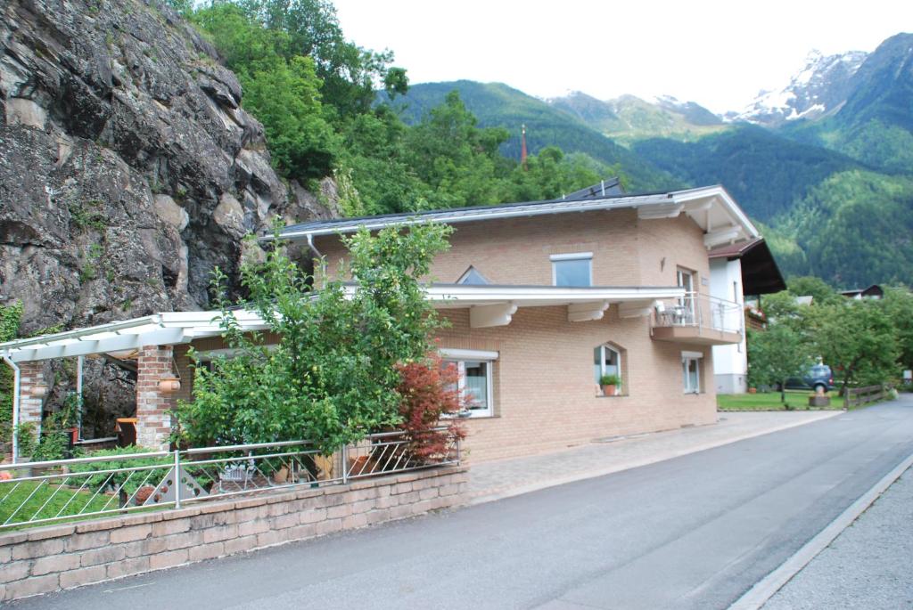 ein Haus an der Seite eines Berges in der Unterkunft Ferienwohnung Kirstin Pfeifhofer in Oetz