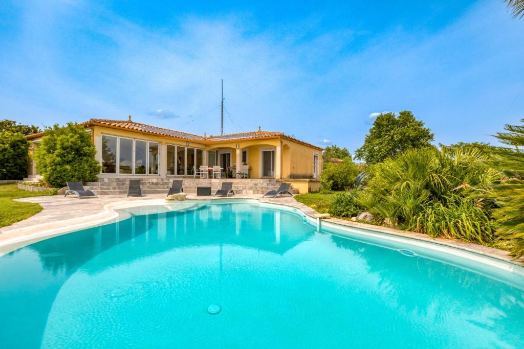 Bazén v ubytování Villa aux portes de la Camargue nebo v jeho okolí