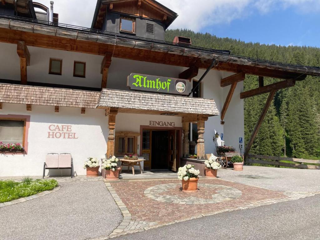 Nespecifikovaný výhled na hory nebo výhled na hory při pohledu z hotelu