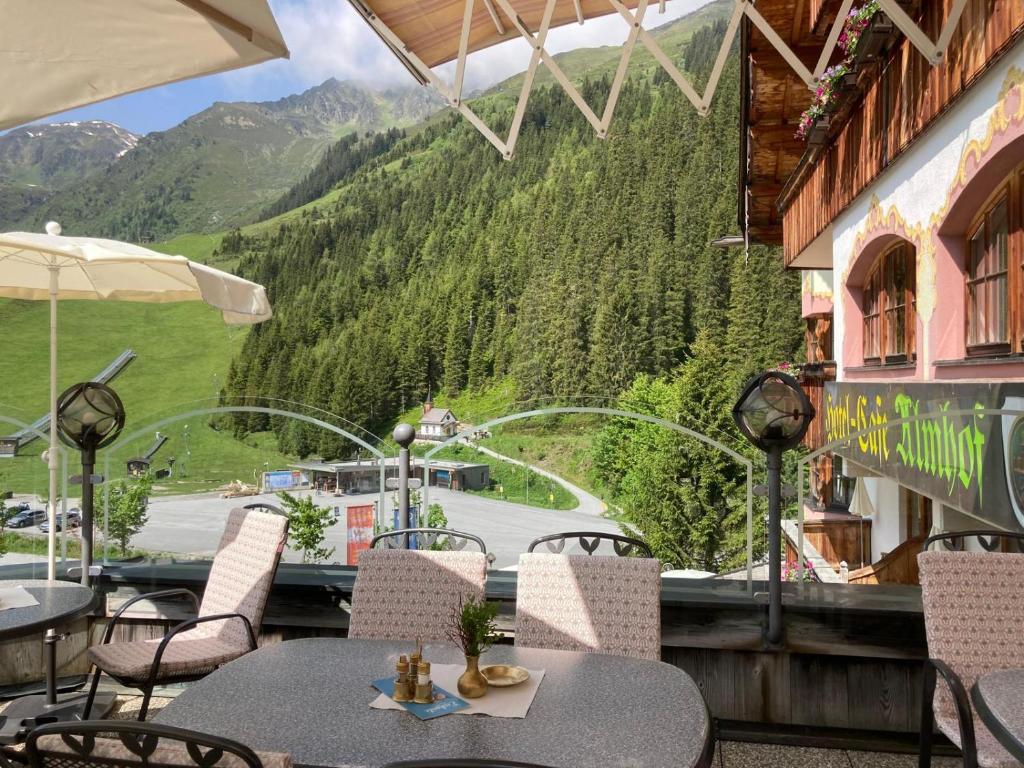 Nespecifikovaný výhled na hory nebo výhled na hory při pohledu z hotelu