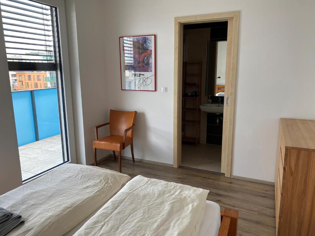 Postel nebo postele na pokoji v ubytování Penthouse mit Balkon in zentraler Lage in Pilsen