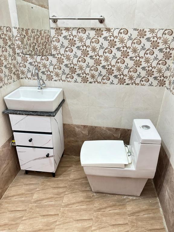 Vannituba majutusasutuses Hotel Mist - Budget AC Rooms Near Chandigarh