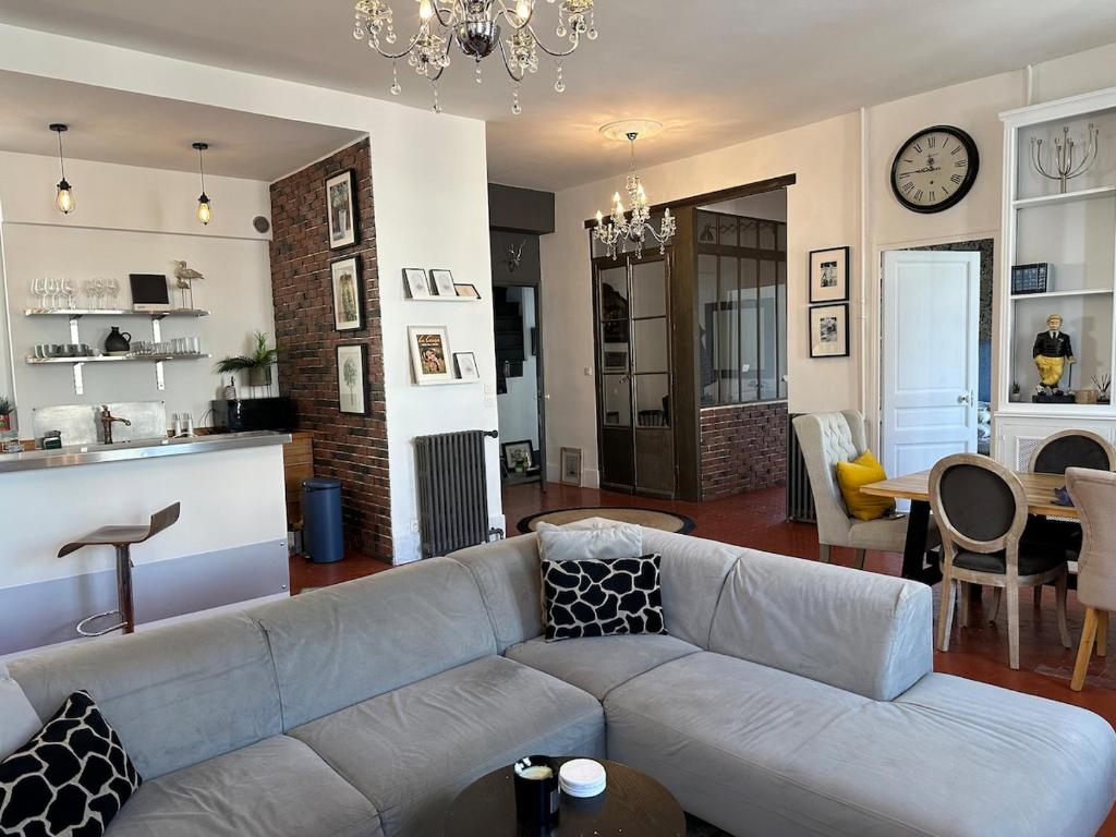 Photo de la galerie de l'établissement Stunning city centre 3-bed apartment, à Narbonne