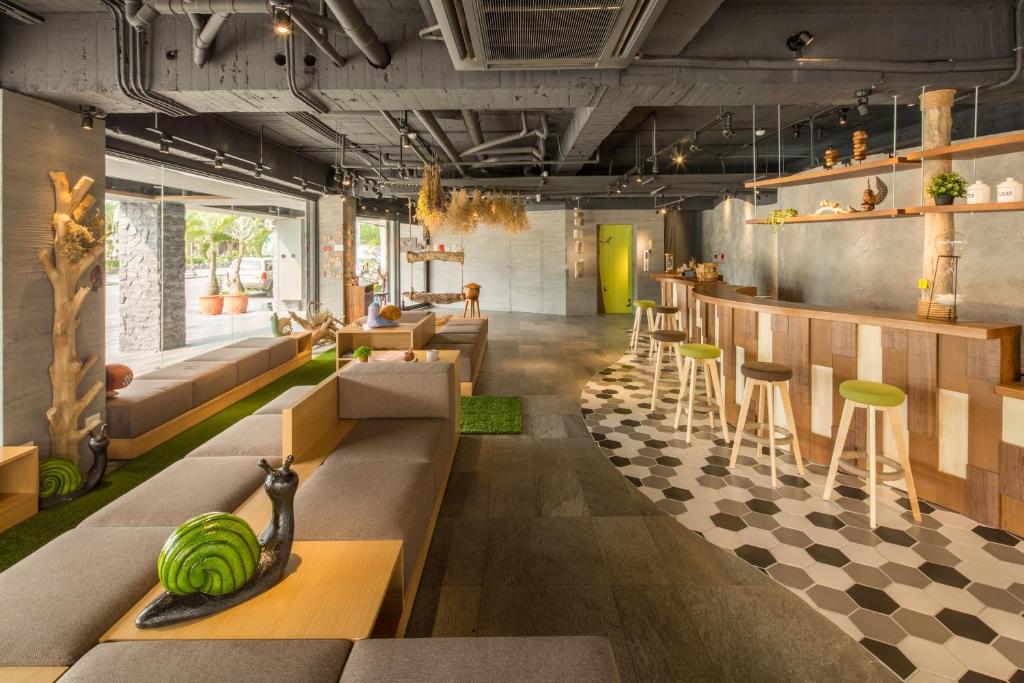 um átrio de um restaurante com sofás e um bar em Meci Hotel em Hualien City
